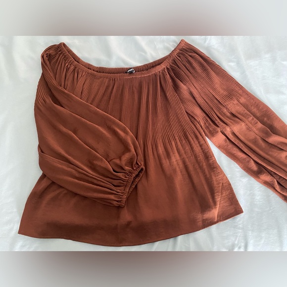 Express Off-Shoulder Blouse - Picture 3 of 4